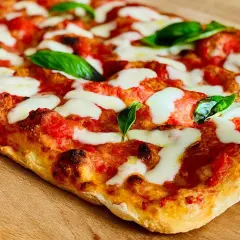 Pizza in teglia dorata e croccante, con pomodoro filante e basilico fresco. La migliore farina per pizza in teglia rende questo impasto perfetto.