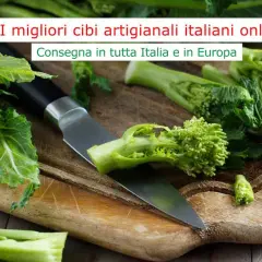 Cime di rapa fresche su un tagliere di legno, pronte per essere cucinate. La scritta "I migliori cibi artigianali italiani online" suggerisce la loro provenienza.