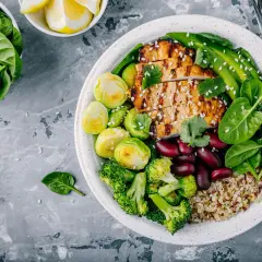 Un piatto colorato con pollo grigliato, spinaci, broccoli, fagioli rossi e quinoa. Un pasto equilibrato e gustoso, un vero esempio di cibo con la "e" di energia e eccellenza.