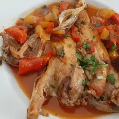 Piatto di pesce in umido con peperoni e pomodoro, un classico tra i piatti tipici della Calabria.