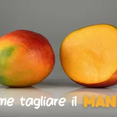 Un mango intero e uno tagliato a metà, mostrando la polpa succosa. Impara come si mangia il mango per gustarlo al meglio.
