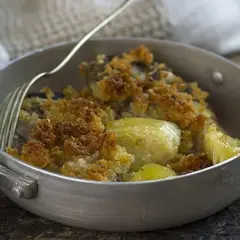 Piatto di patate e carne al forno, croccante e dorato, un classico dei piatti tipici Basilicata.