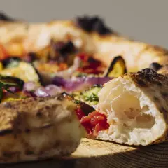 Pizza napoletana con verdure, crosta alveolata e dorata, segno delle migliori farine per pizza napoletana.