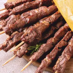 Arrosticini, uno dei piatti tipici dell'Abruzzo, gustosi spiedini di carne ovina cotti alla brace.