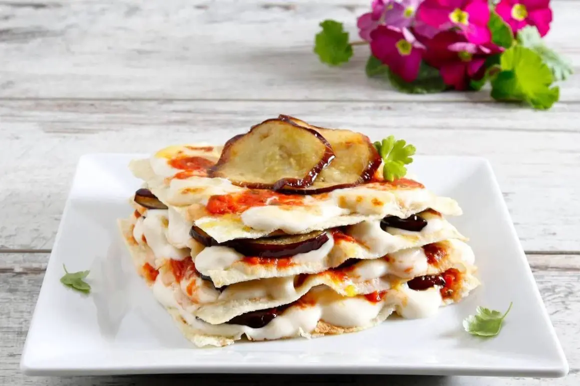 Strati di pane carasau con melanzane, mozzarella filante e pomodoro. Un'idea gustosa per le tue ricette.