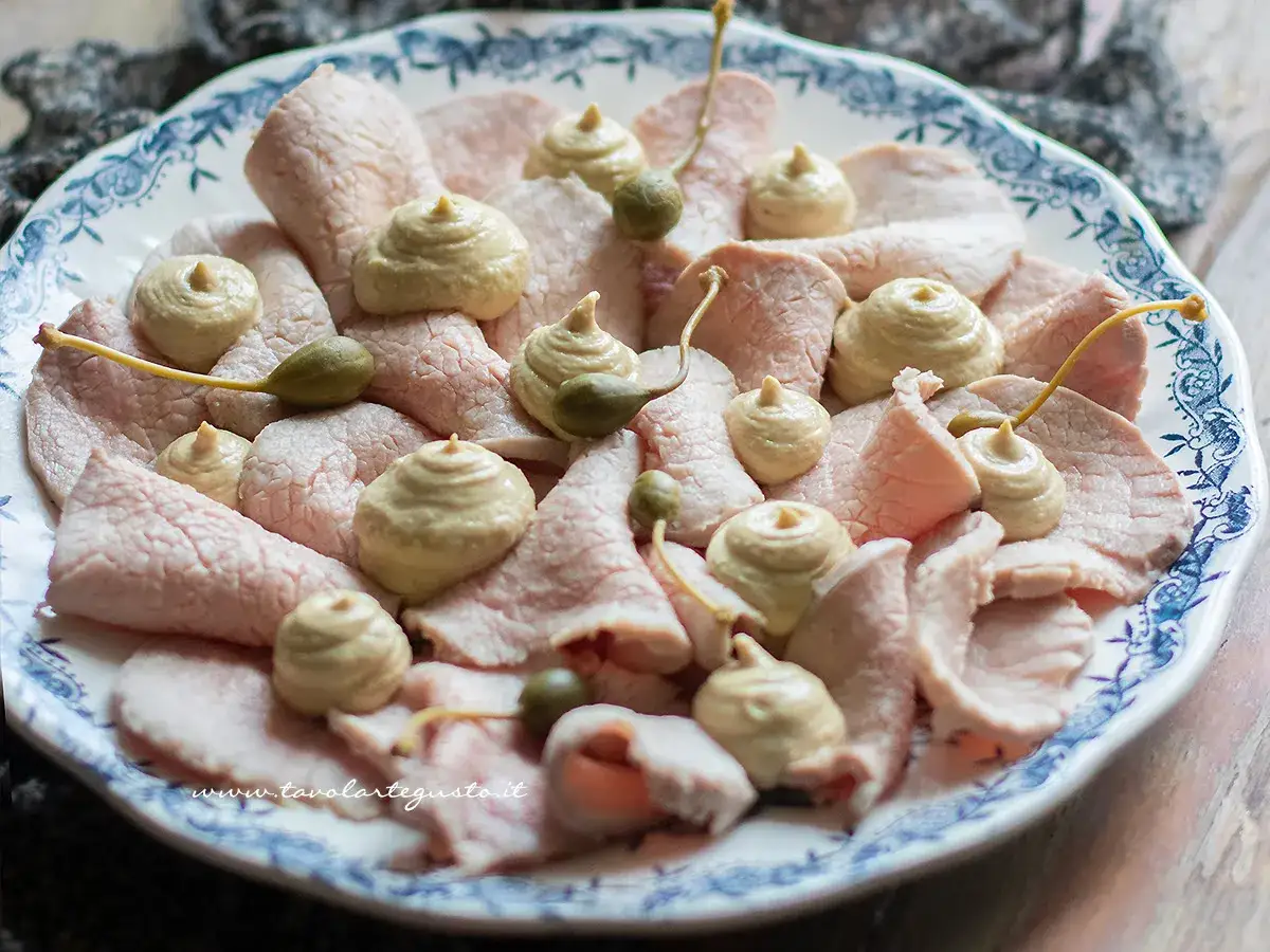 Fettine di vitello con capperi e una deliziosa crema, un cibo elegante e gustoso.