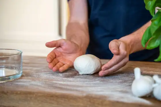Impasto pizza in frigo - tempi, lievito e consigli pratici
